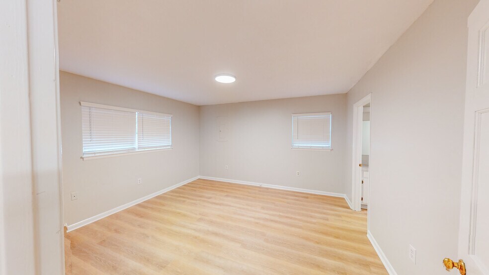 More Photos Of 1300 S Mock Rd, Albany Office Residential For Lease