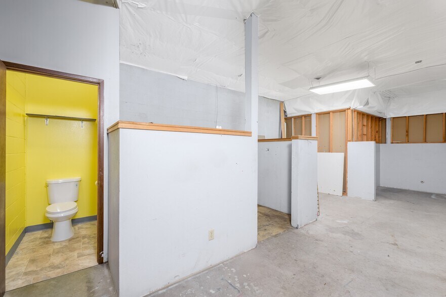 More Photos Of 445 W Washington St, Sequim Freestanding For Lease