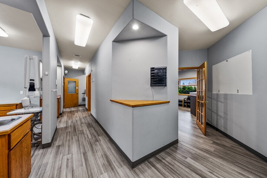 More Photos Of 925 Town Centre Dr, Medford Medical For Lease