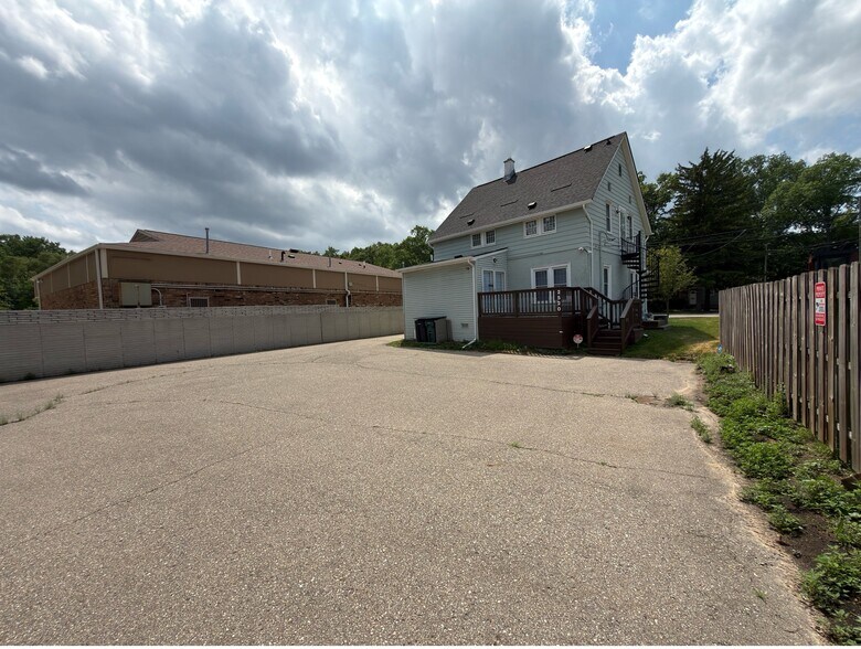 More Photos Of 2520 Rochester Rd, Royal Oak Office For Lease