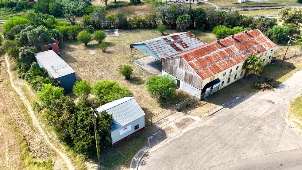 More Photos Of 305 W Houston St, Beeville Warehouse For Sale