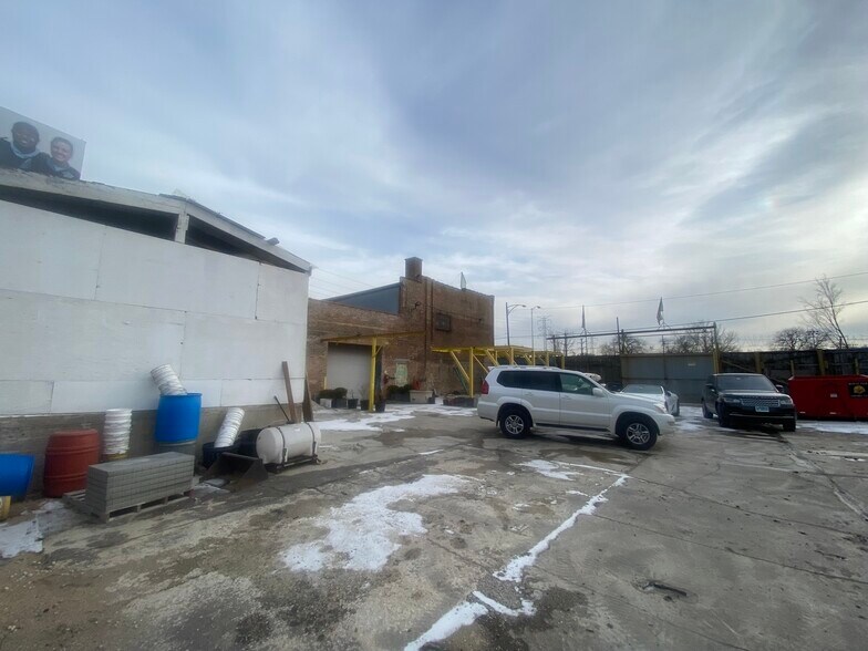 More Photos Of 2616 W Van Buren St, Chicago Warehouse For Lease