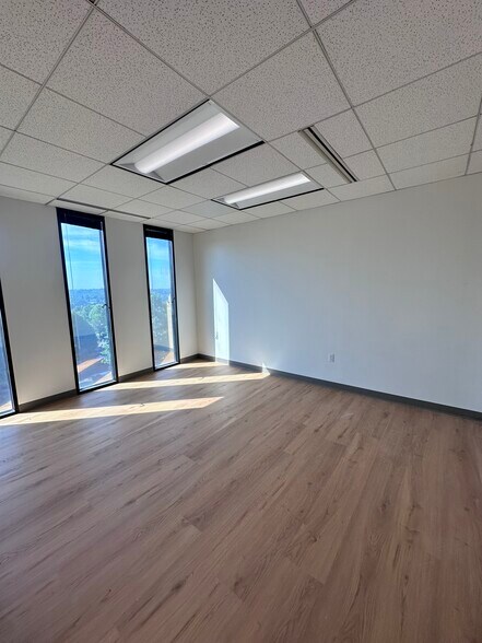 More Photos Of 730 Holiday Dr, Pittsburgh Office For Lease