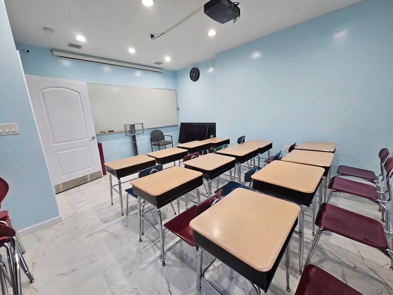 More Photos Of 3526 31st St, Astoria Flex For Lease