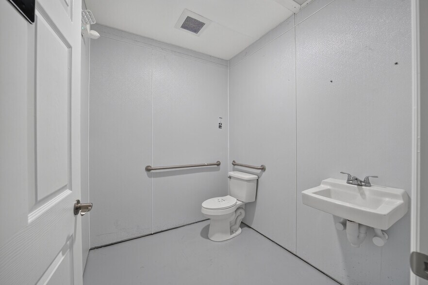 More Photos Of 5195 E Silver Springs Blvd, Silver Springs Freestanding For Sale