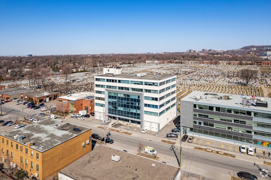 More Photos Of 8255 Av Mountain Sights, Montréal Office For Sale