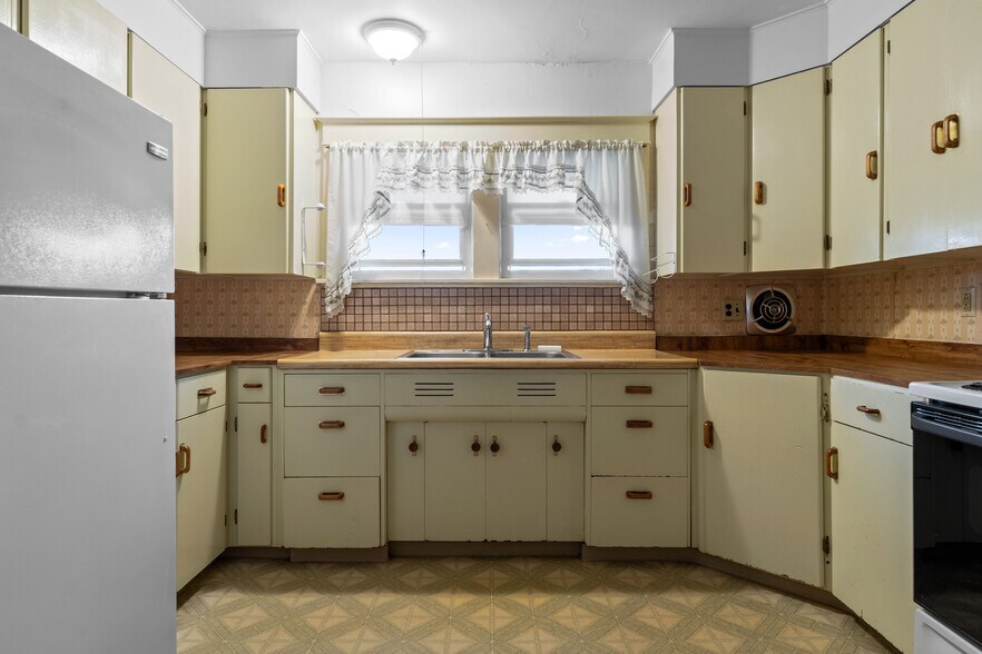 More Photos Of 150 Main St, Johnson City Medical For Sale