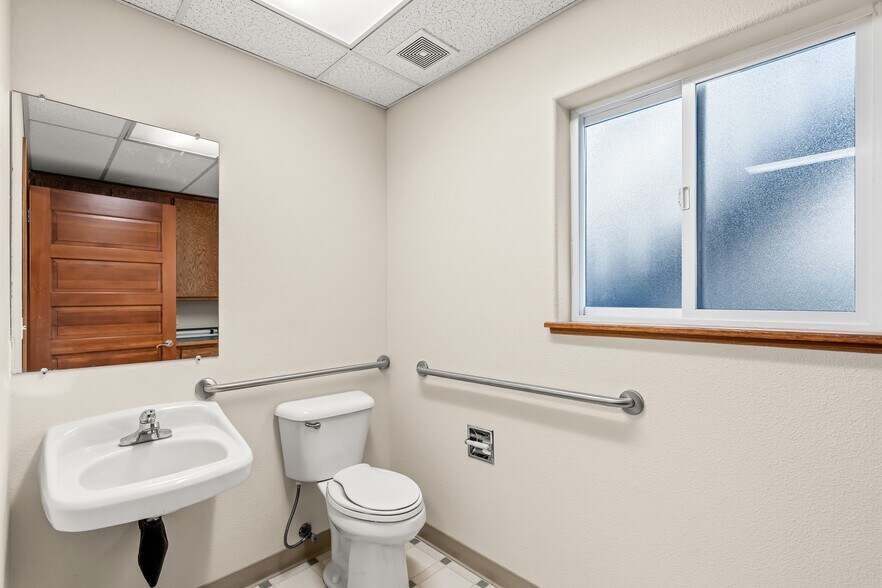 More Photos Of 858 NE A St, Grants Pass Office For Sale