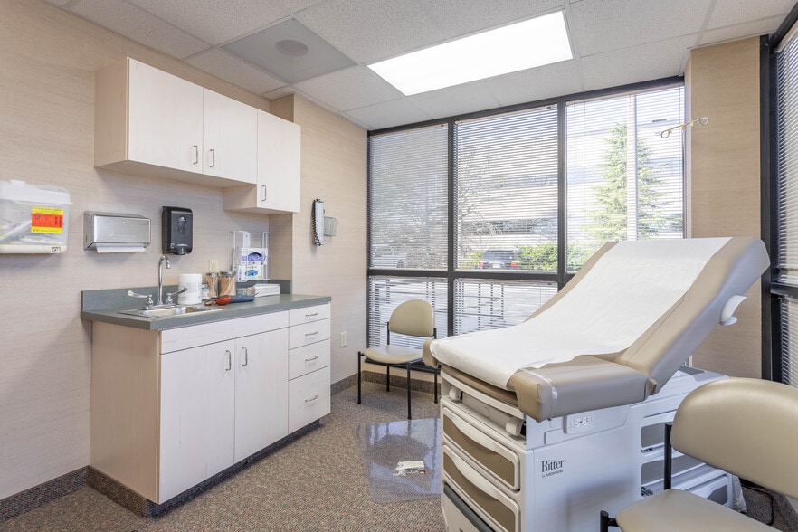 More Photos Of 730 Highland Oaks Dr, Winston-Salem Medical For Sale