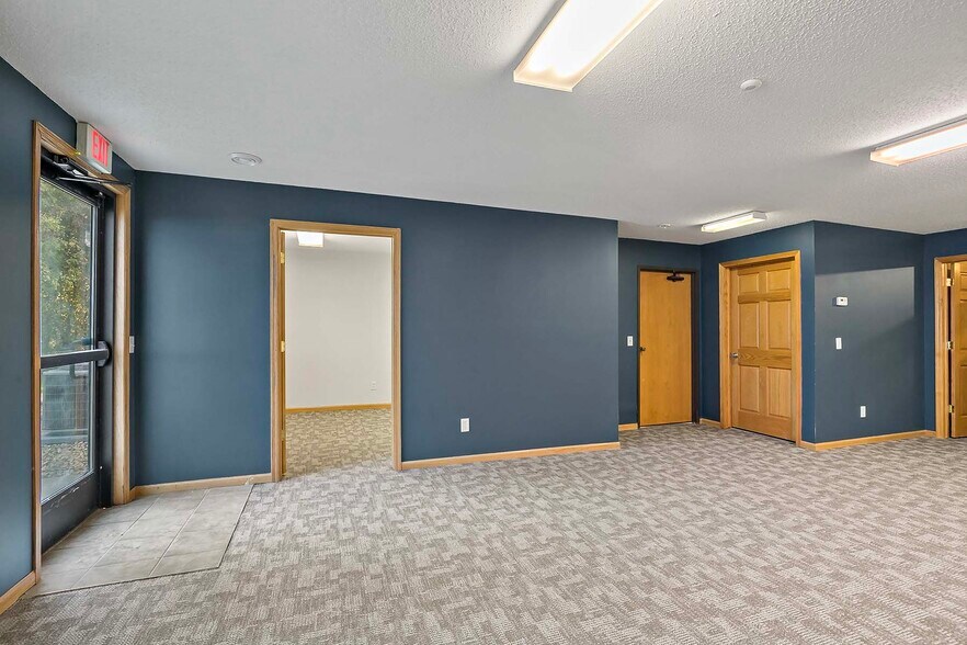 More Photos Of 2560-2568 Rice St, Saint Paul Office For Sale