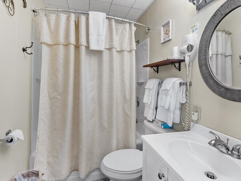 More Photos Of 201 Steele St, Algoma Hotel For Sale