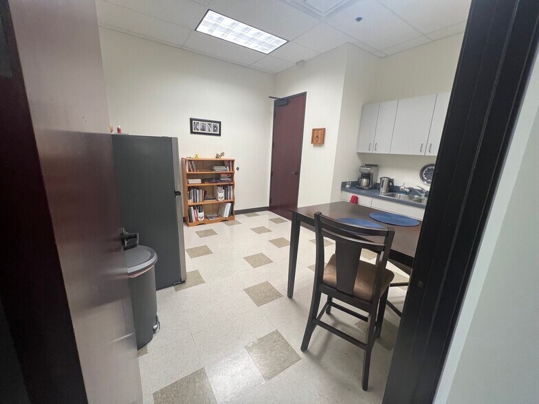 More Photos Of 2000-2090 S Eagle Rd, Meridian Office For Sale