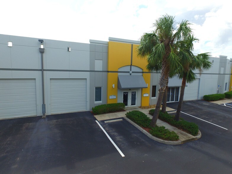 More Photos Of 12960 Commerce Lakes Dr, Fort Myers Warehouse For Lease