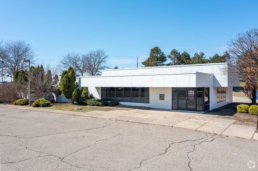 Primary Photo Of 27768 Novi Rd, Novi Bank For Lease