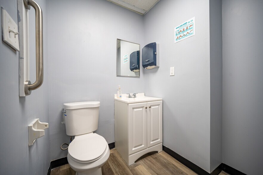 More Photos Of 50 Old Village Rd, Columbus Office For Lease