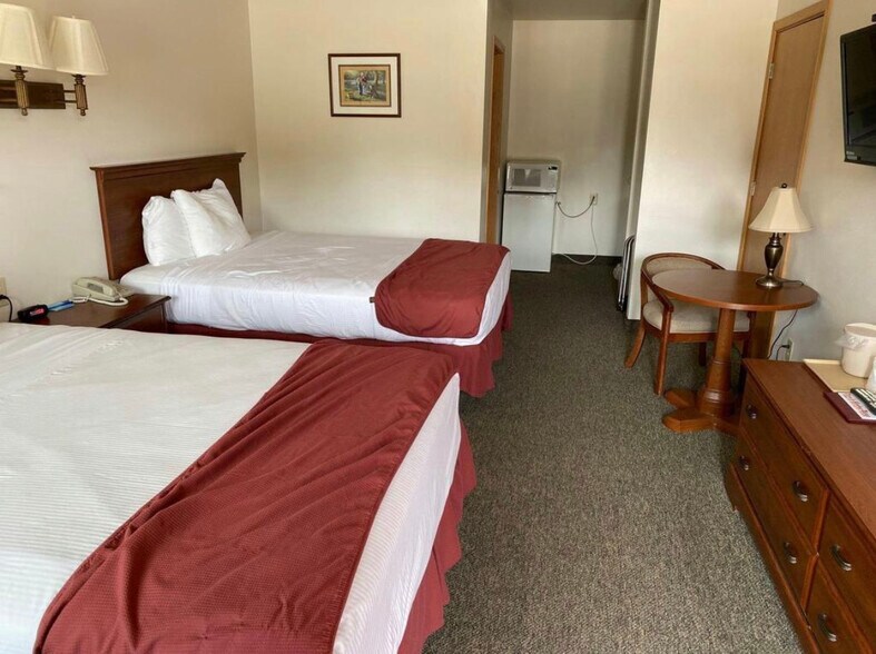 More Photos Of 2621 Harlan St, Falls City Hotel For Sale