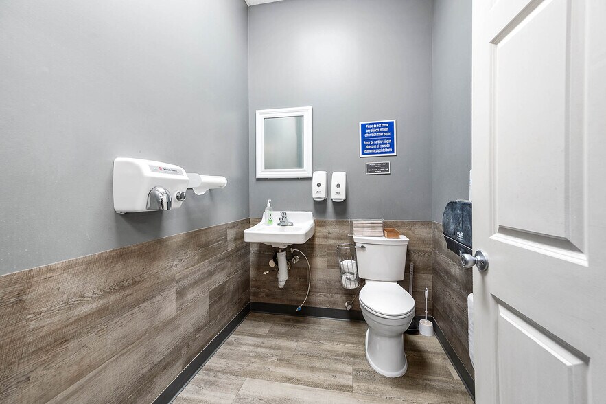 More Photos Of 8530 S Braeswood Blvd, Houston Freestanding For Lease