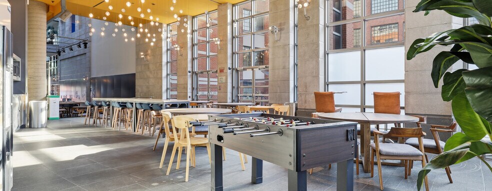 More Photos Of 3536 Boul Saint-Laurent, Montréal Office For Sale