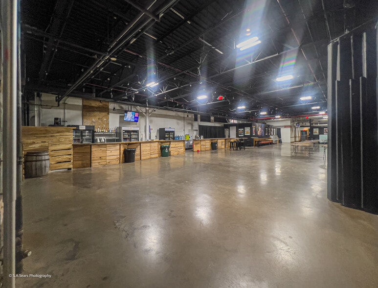 More Photos Of 63 Flansburg Ave, Dalton Flex For Sale