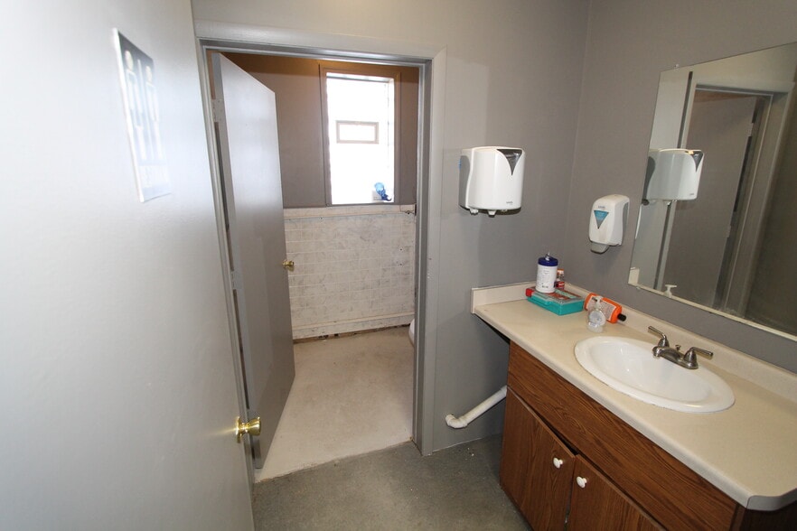 More Photos Of 400 S Pine St, Burlington General Retail For Sale