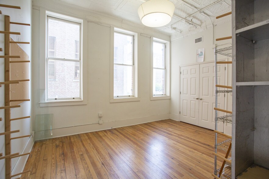 More Photos Of 18 E Broughton St, Savannah Storefront Retail Office For Lease