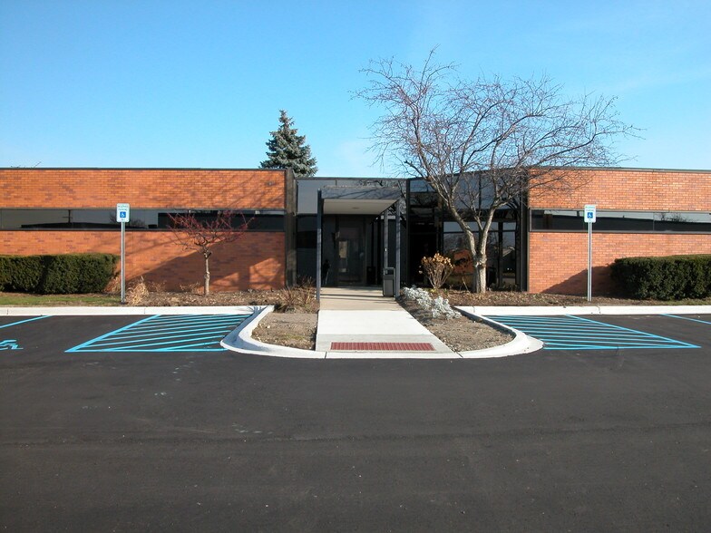 More Photos Of 909 W Maple Rd, Clawson Medical For Sale