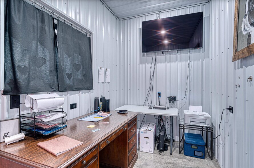 More Photos Of 1601 ST RTE 56E STATE ROUTE 56E, Morganfield Veterinarian Kennel For Sale