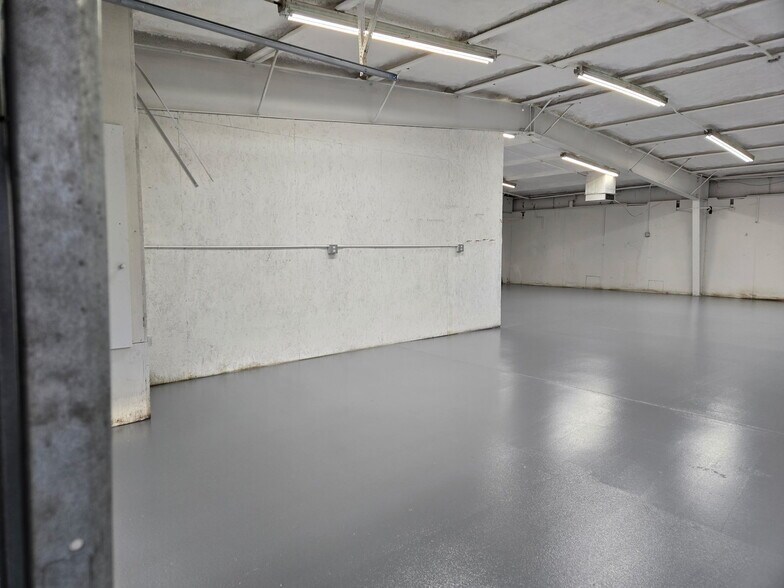 More Photos Of 1655 W Maple St, Mapleton Warehouse For Lease