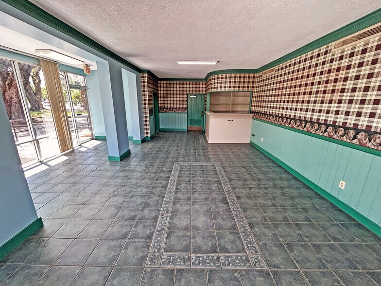 More Photos Of 1304 Government St, Mobile Veterinarian Kennel For Sale