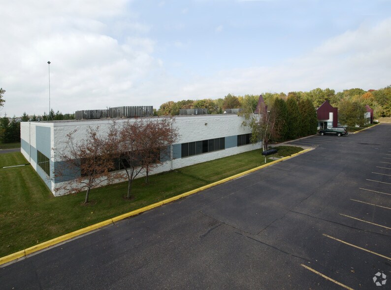 More Photos Of 2357 Ventura Dr, Woodbury Research And Development For Lease