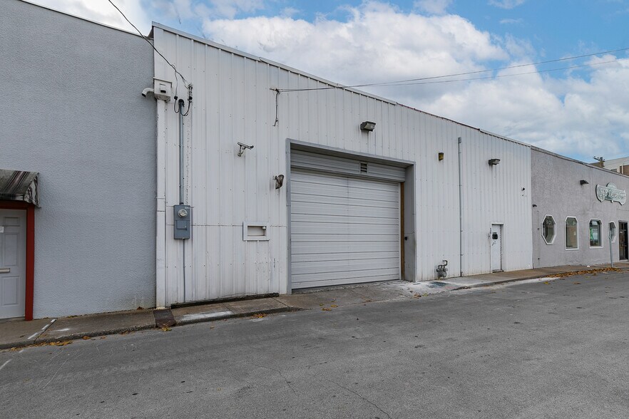 More Photos Of 530 W McDaniel St, Springfield Industrial For Lease