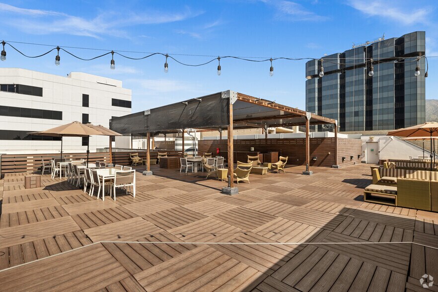 More Photos Of 300 N 3rd St, Burbank Office For Sale