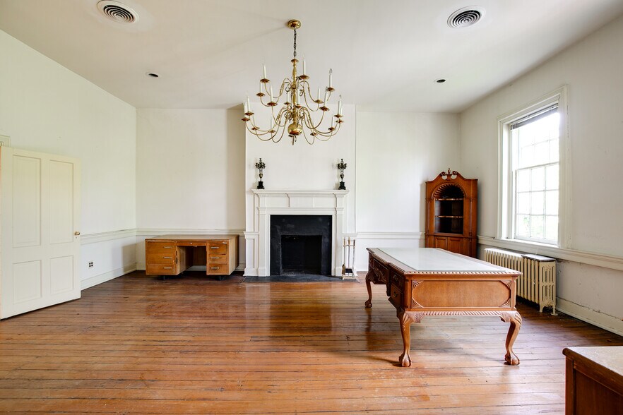 More Photos Of 100 E Main St, Richmond Office For Sale