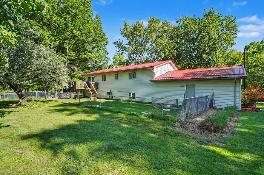 More Photos Of 4250 Herr Fieldhouse Rd, Southington Veterinarian Kennel For Sale