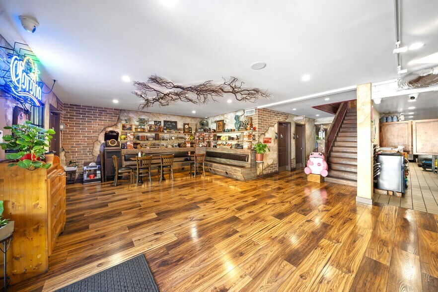 More Photos Of 228 S Oxford Ave, Los Angeles General Retail For Sale