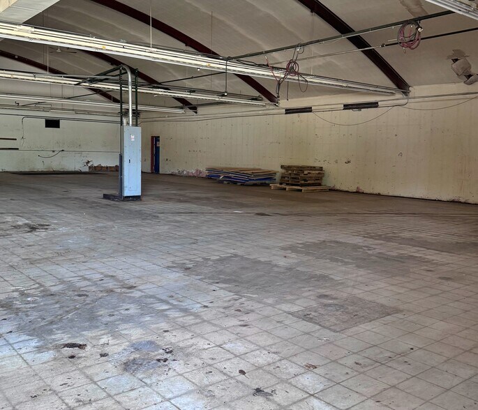 More Photos Of 2620 Auburn St, Rockford Manufacturing For Lease