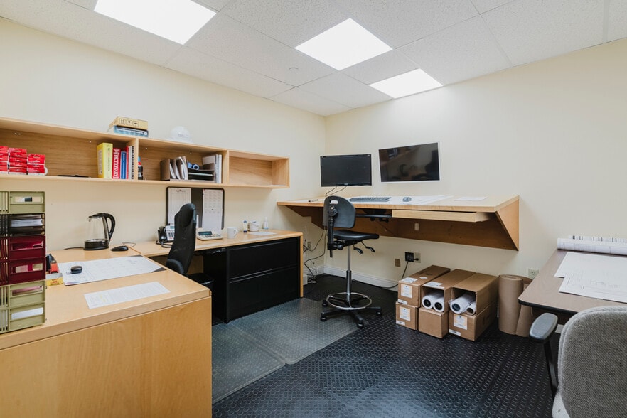 More Photos Of 11 Front St, Weymouth Office For Lease