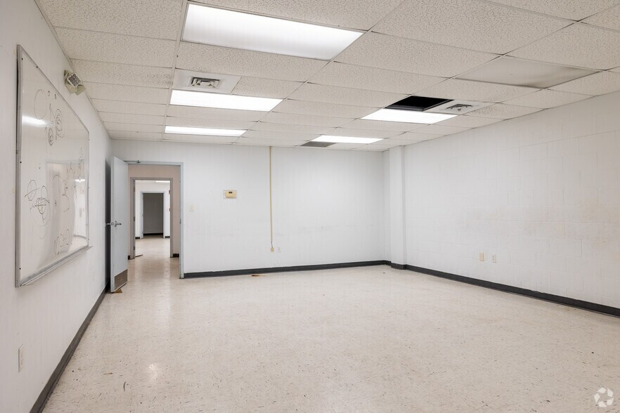 More Photos Of 2526 W Sligh Ave, Tampa Freestanding For Lease