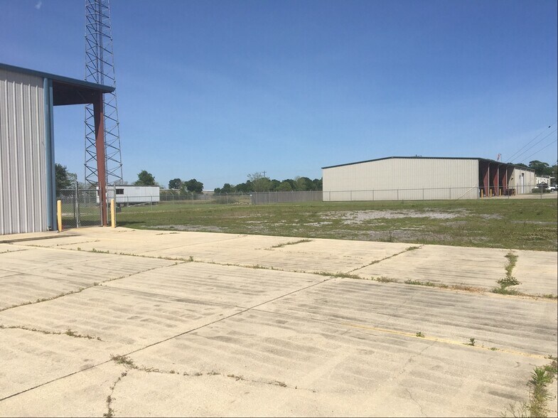 More Photos Of 5007 Highway 90 E, Broussard Light Distribution For Lease