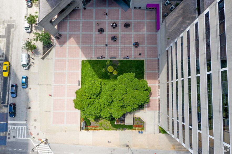 More Photos Of 100 S Charles St, Baltimore Office For Sale