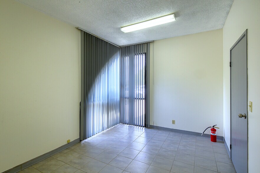 More Photos Of 158 W Pomona Ave, Monrovia Warehouse For Lease