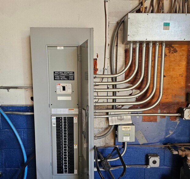 More Photos Of 7102 German Hill Rd, Baltimore Freestanding For Lease