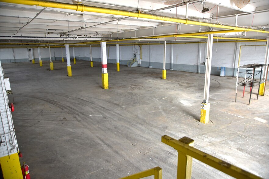 More Photos Of 1275 Oak Point Ave, Bronx Warehouse For Lease