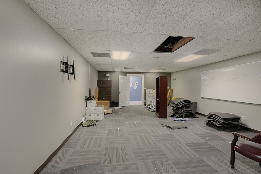 More Photos Of 500 W Daniels St, Ozark Office For Sale