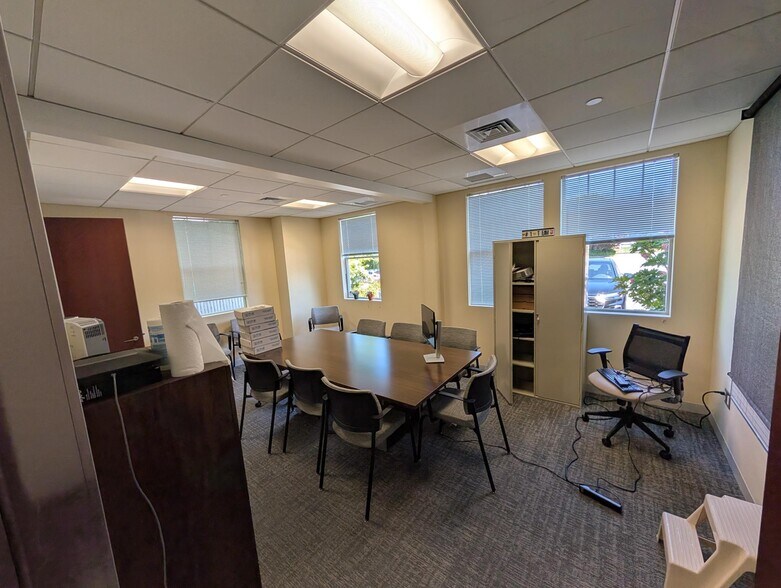 More Photos Of 1471 Iyannough Rd, Hyannis Office For Lease