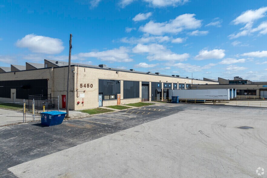 More Photos Of Sungate Industrial Park, Chicago Warehouse For Lease