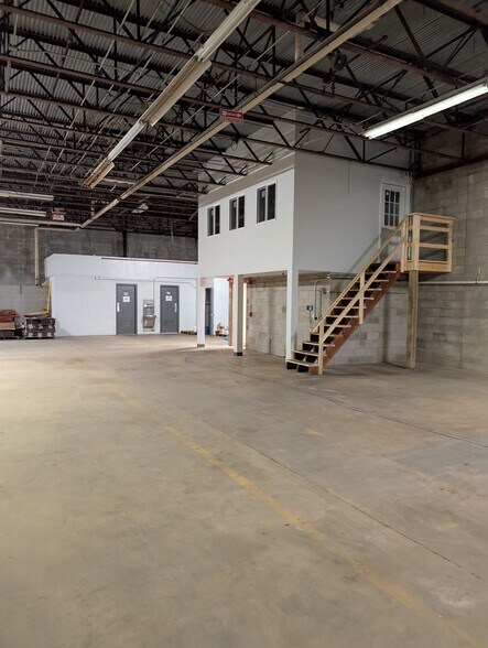 More Photos Of 40 S Third St, Walnutport Warehouse For Lease