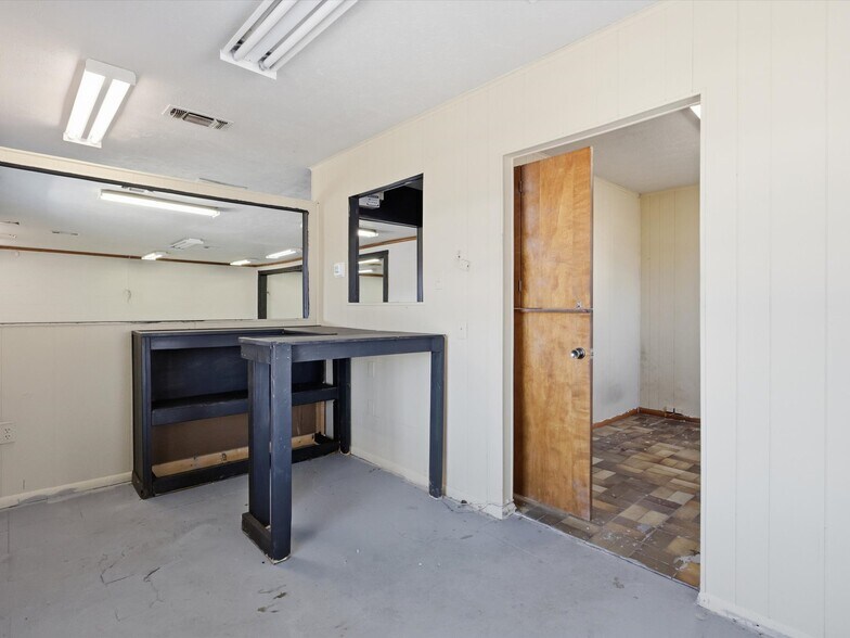 More Photos Of 4208 Benbrook Hwy, Fort Worth Office For Sale