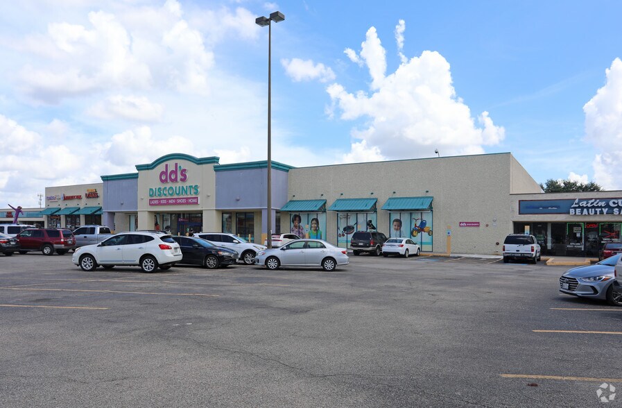 More Photos Of 13030-13190 Veterans Memorial Dr, Houston Unknown For Lease