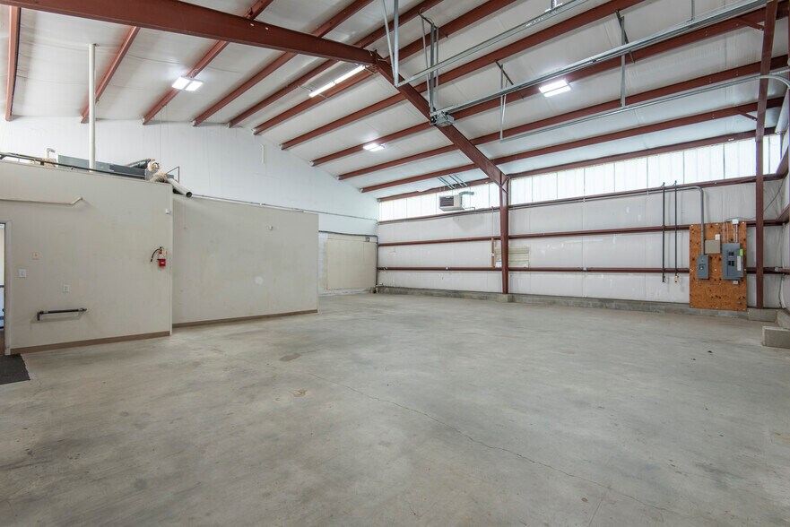 More Photos Of 19 Davidson Ln, New Castle Warehouse For Lease